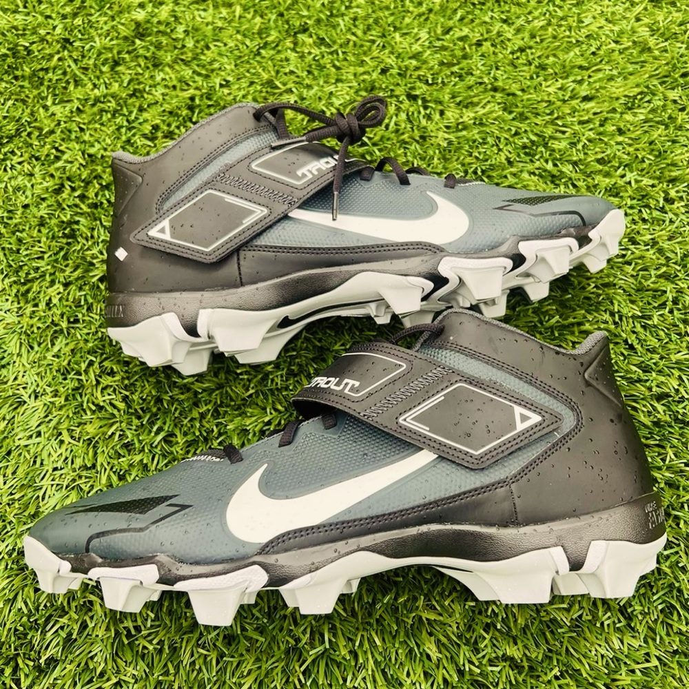 Baseball cleats